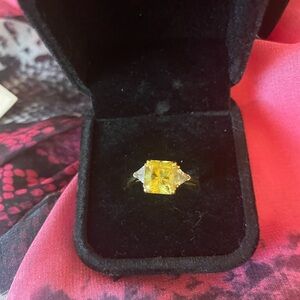 18K Gold Ring Size 7.5 CZ, two trillion CZ stones on the side.